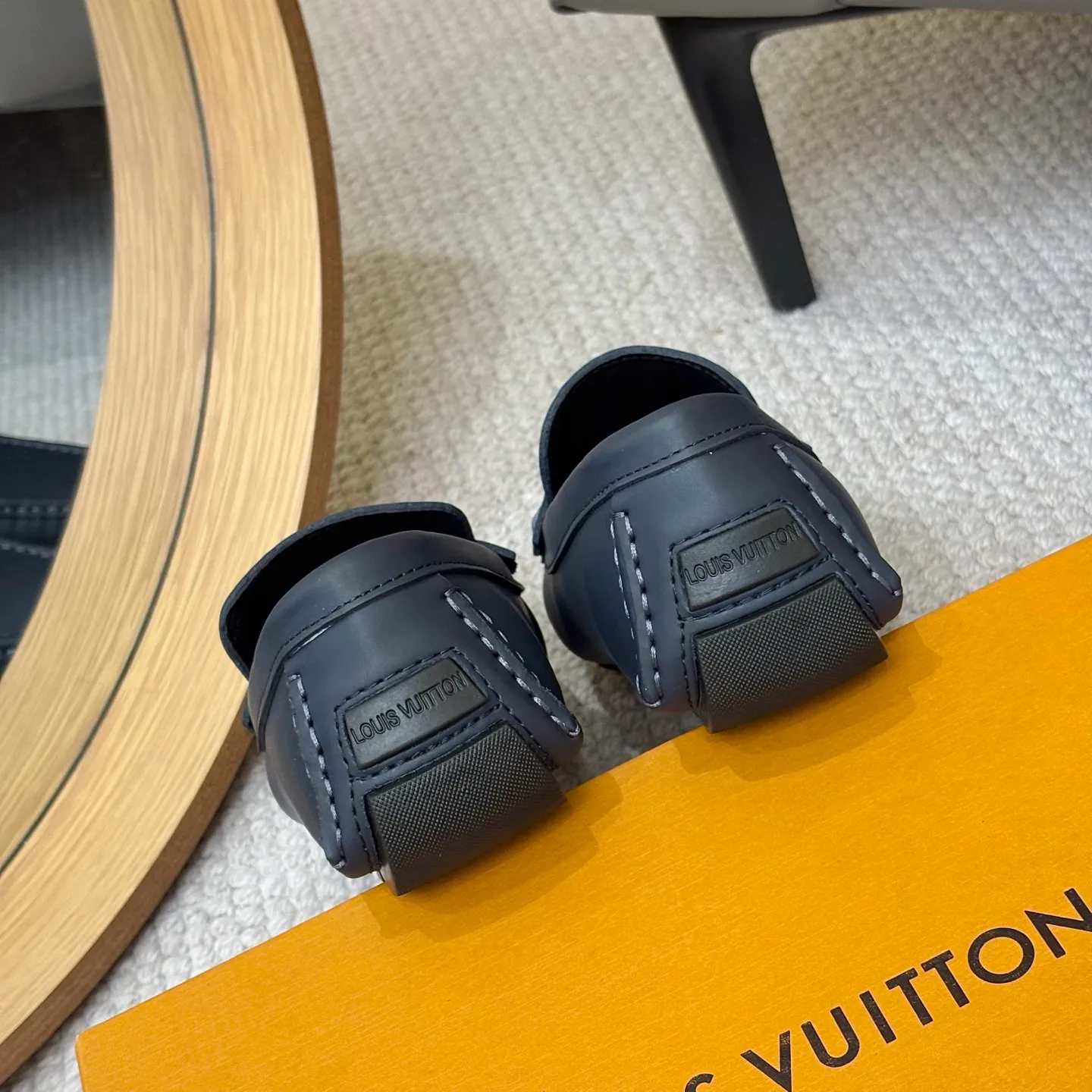 Men's men's shoes 💰420 (Yangli) LV 2⃣️0⃣️2⃣️5️⃣Spring and summer counter GLORIA series models ✈️Original factory special leather production, original last type. A classic driving slip-on casual shoe that shows an elegant style with exquisite craftsmanship details such as Monogram embossing all over the upper🌀Italian imported calfskin fabric Sheepskin foot pads➕Inside～Private mold replica sole Unique style Comfortable driving slip-on Size: 4-12 (38-46) Comes with [Counter packaging: original box, wrapping paper, card, instruction manual, shoehorn, cloth bag] No pressure to enter and leave the counter!